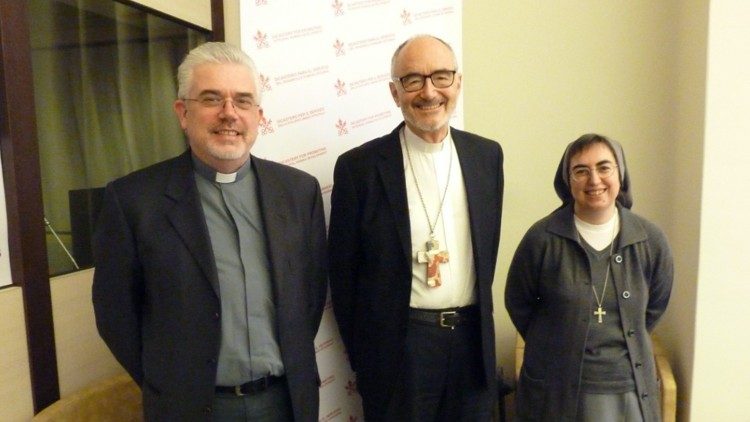 De izquierda a derecha, el Subsecretario Padre Baggio, el Prefecto Cardenal Czerny, la Secretaria Hermana Smerilli  
