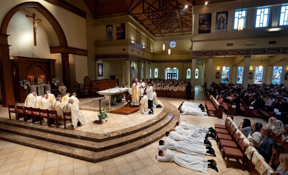 Charlotte ordena a diez sacerdotes en cifra récord: ocho provienen de parroquias vinculadas a la Misa tradicional