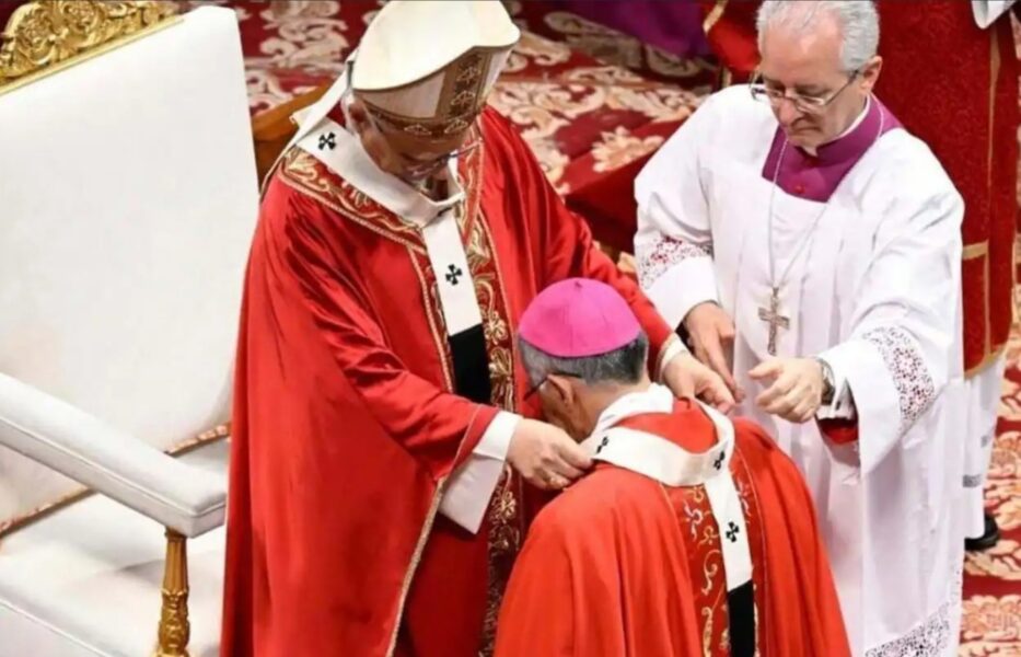 El Papa celebra San Pedro y San Pablo imponiendo el palio a 35 arzobispos