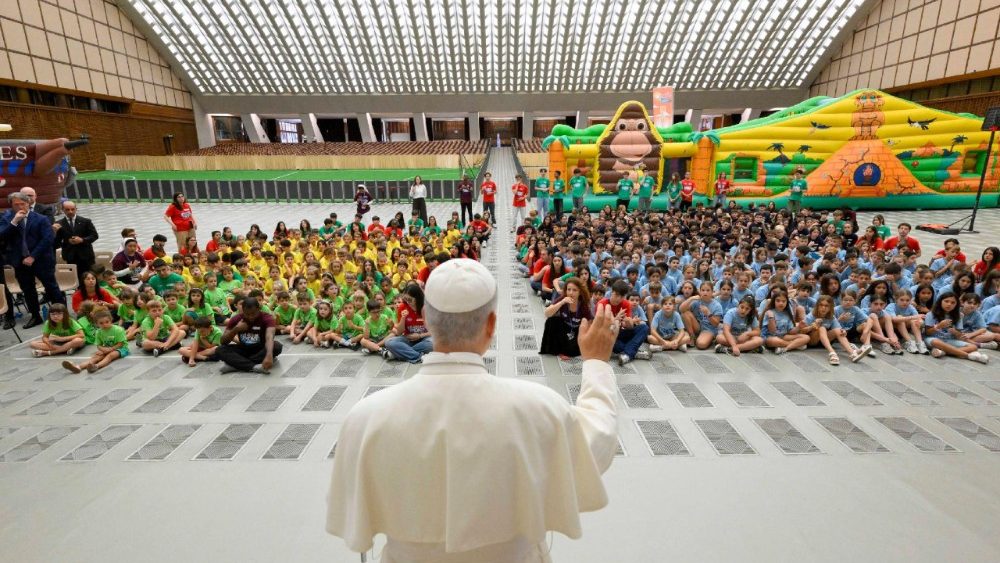 León XIV alerta a los niños sobre la dependencia digital: «Dios no quiere mirar el teléfono, quiere mirar nuestros corazones»