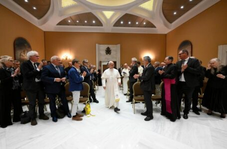 El Papa a los escritores: «Escribir es un acto de verdad y de revelación»