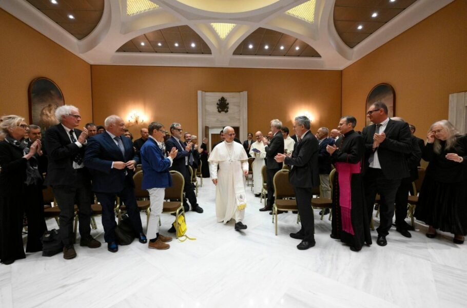 El Papa a los escritores: «Escribir es un acto de verdad y de revelación»
