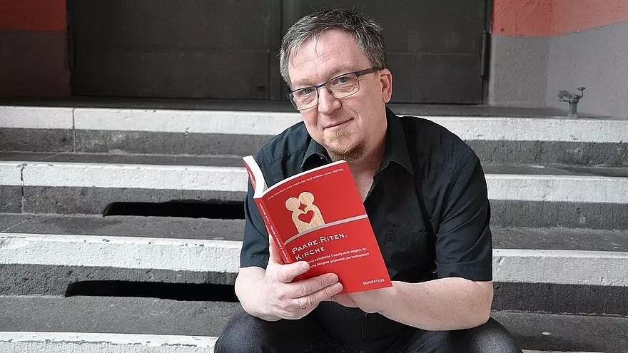 El autor de las bendiciones para parejas homosexuales en Alemania desafía las críticas de Roma
