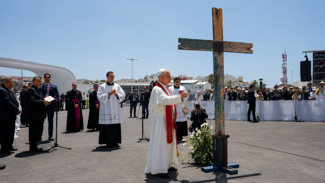 León XIV llega a Canarias y visita el puerto de Arguineguín