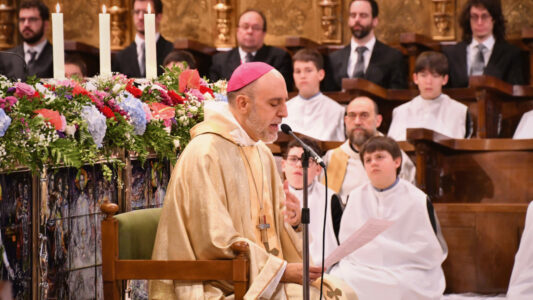 El obispo de Sant Feliu explica por qué la homilía en la Misa está reservada a sacerdotes y diáconos
