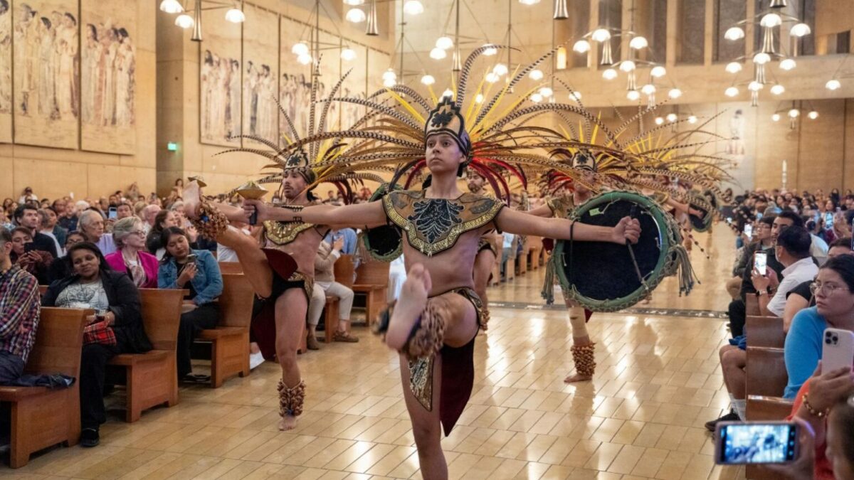 «Misa Azteca»: La catedral de Los Ángeles convierte el altar en escenario para un espectáculo musical