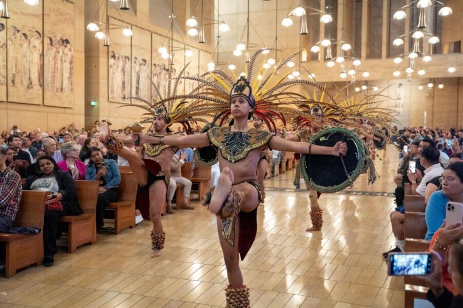 «Misa Azteca»: La catedral de Los Ángeles convierte el altar en escenario para un espectáculo musical