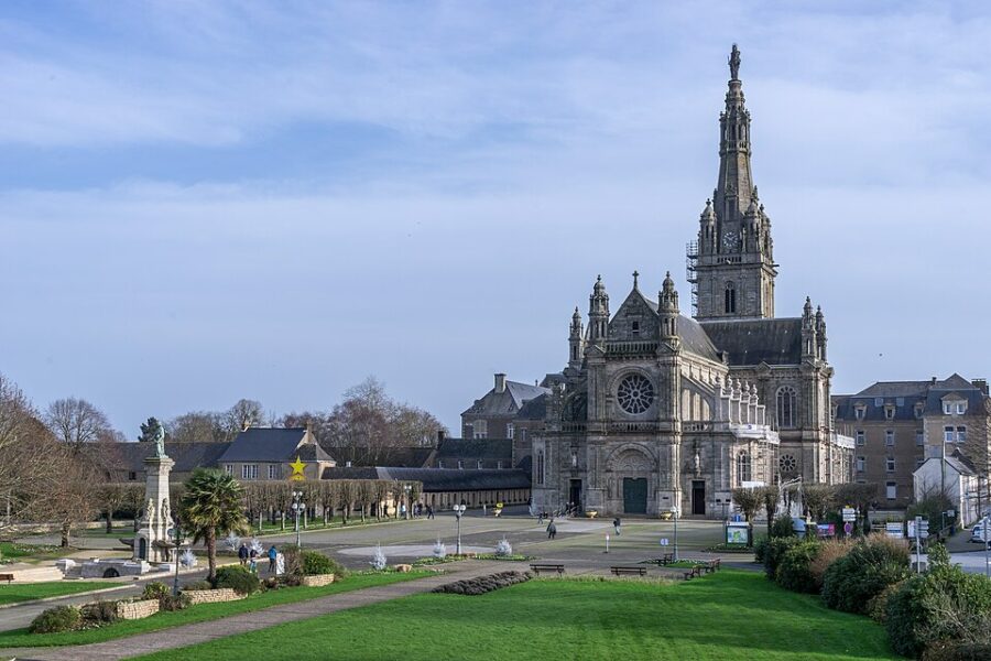 El santuario de Sainte-Anne-d’Auray, en Francia, acogerá su tradicional peregrinación en medio de la conmoción por la ley de eutanasia