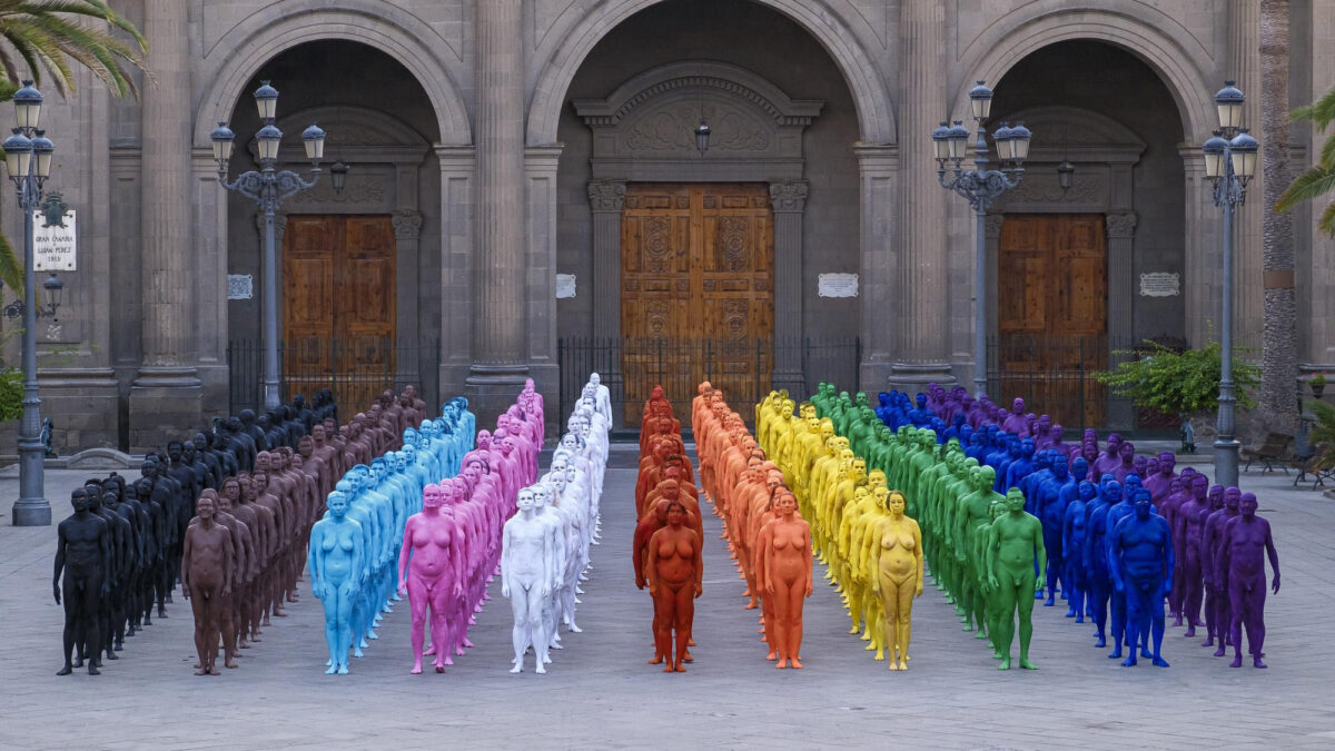 Desnudos pintados con la bandera arcoíris frente a la catedral de Gran Canaria: Mazuelos lo considera «marketing para la ciudad»