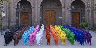 Desnudos pintados con la bandera arcoíris frente a la catedral de Gran Canaria: Mazuelos lo considera «marketing para la ciudad»