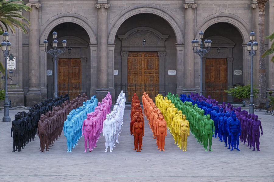 Desnudos pintados con la bandera arcoíris frente a la catedral de Gran Canaria: Mazuelos lo considera «marketing para la ciudad»
