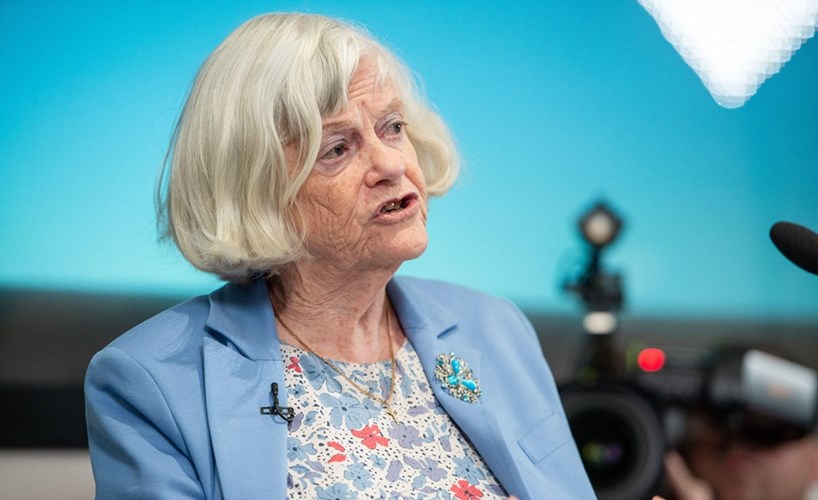 Muere la exdiputada británica y conversa al catolicismo Ann Widdecombe; la Policía investiga su fallecimiento como un asesinato