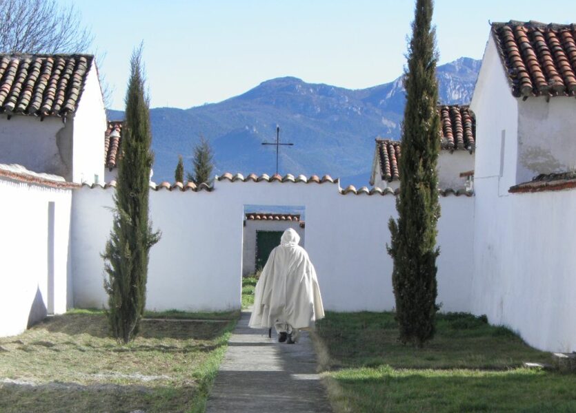 Si son benedictinos y ermitaños, ¿por qué no la Camáldula?