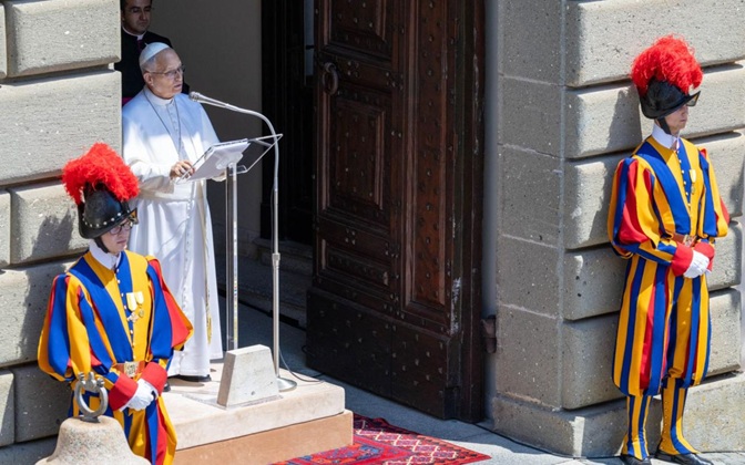 León XIV pide en el Ángelus retomar las negociaciones por la paz y respetar los lugares santos de todas las religiones