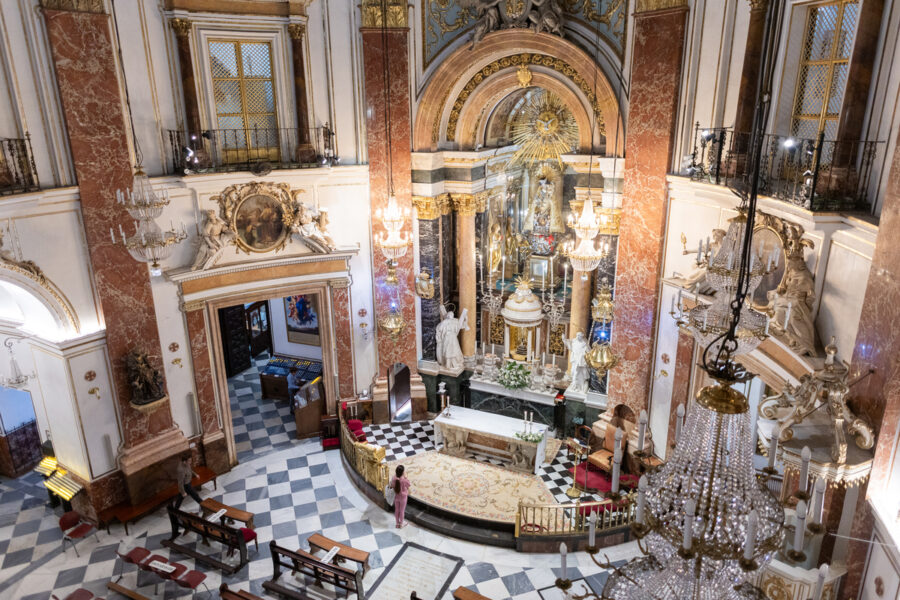 Detenido en Valencia tras intentar arrancar la cruz del altar mayor de la Basílica de los Desamparados