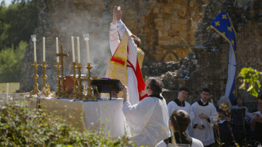 Inglaterra: La Misa tradicional regresa a las ruinas de la abadía de Bayham, suprimida en 1525