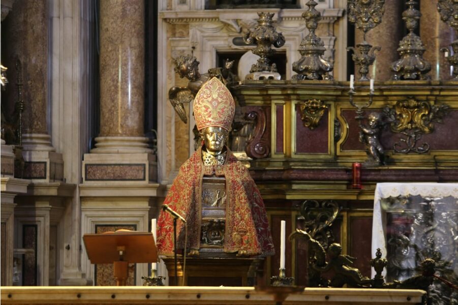 Un hombre es detenido tras intentar robar la mitra de san Genaro en la catedral de Nápoles