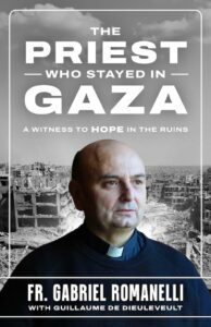 Lecciones duras de un sacerdote que se quedó en Gaza