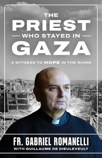 Lecciones duras de un sacerdote que se quedó en Gaza