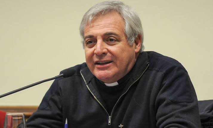 Un colaborador de la Secretaría de Estado interpreta el mensaje de León XIV en Lampedusa: «Ser católico no significa ser tribal»