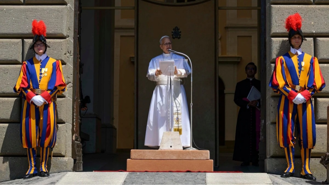 León XIV en el Ángelus: «El Reino de Dios se extiende aun en medio de la cizaña y nos pide percibir el bien que brota en la oscuridad del mal»