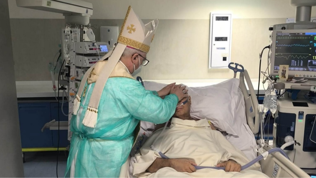 A punto de ser ordenado diácono enfermó gravemente. Su obispo lo ordenó en la UCI
