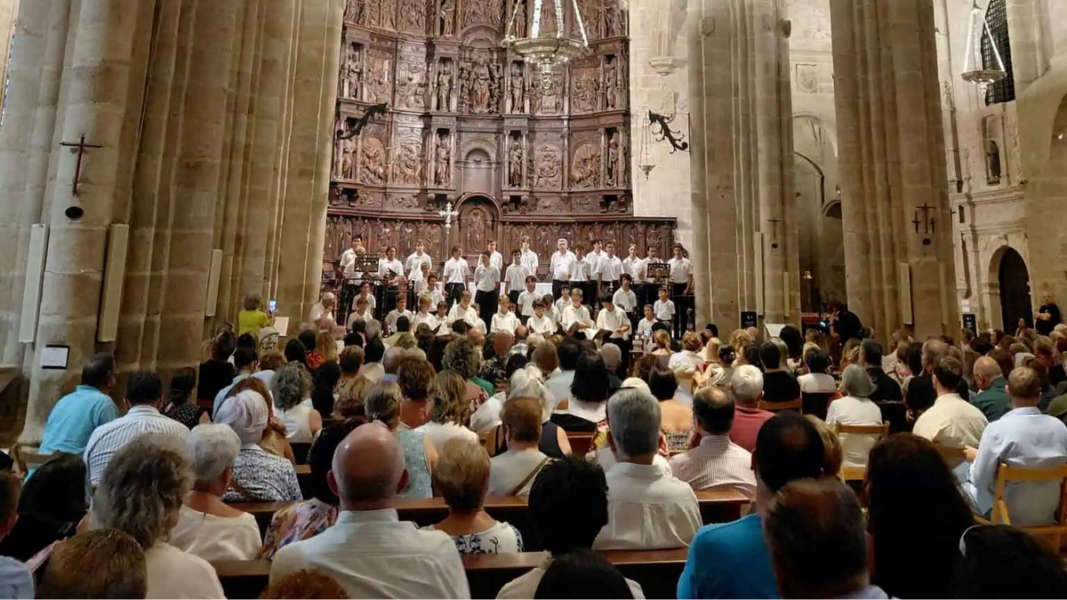Los Niños Cantores de París llevaron su tradición de música sacra a la Concatedral de Cáceres