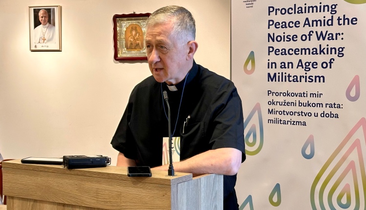 Cupich: las disputas públicas sobre la liturgia debilitan la voz de la Iglesia sobre la guerra, la paz y el clima