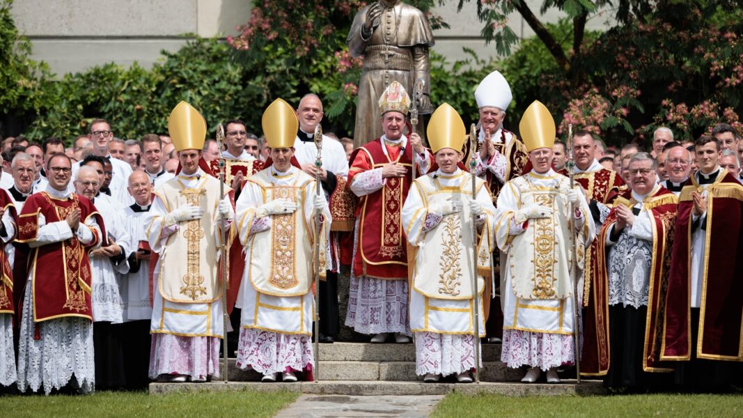 La FSSPX lamenta «sinceramente que estas consagraciones hayan debido conferirse sin la autorización del Santo Padre»