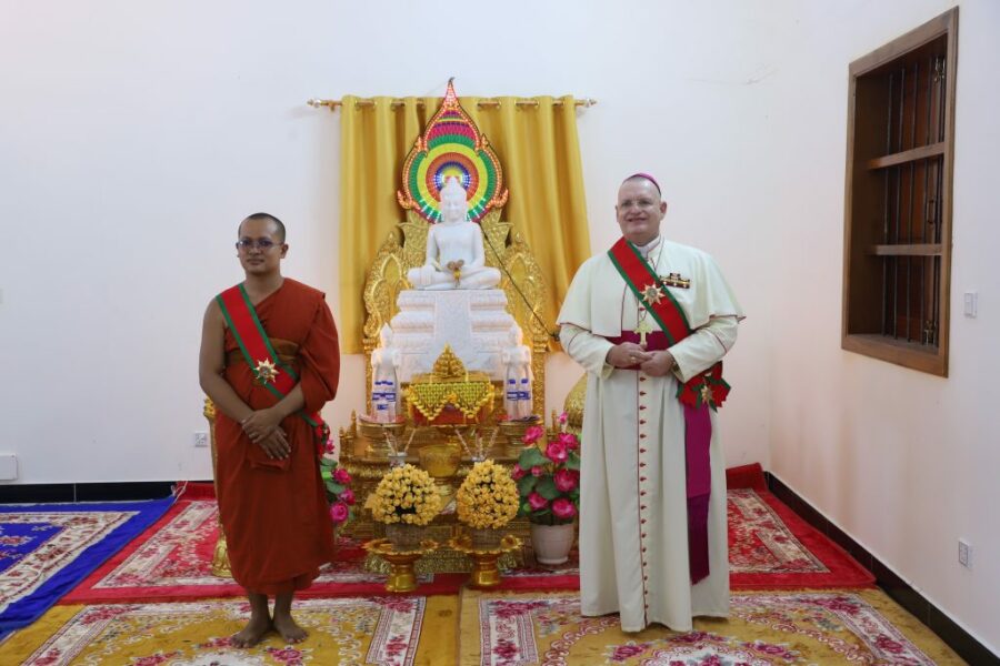 Un obispo católico recibe una de las mayores distinciones del budismo en Camboya