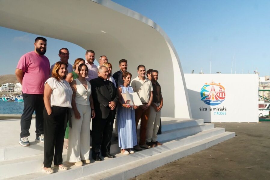 Arguineguín perpetúa el recuerdo de la visita de León XIV con una placa conmemorativa
