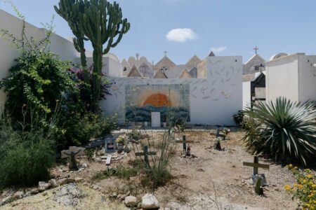 El Papa comienza su viaje a Lampedusa visitando el cementerio de la isla