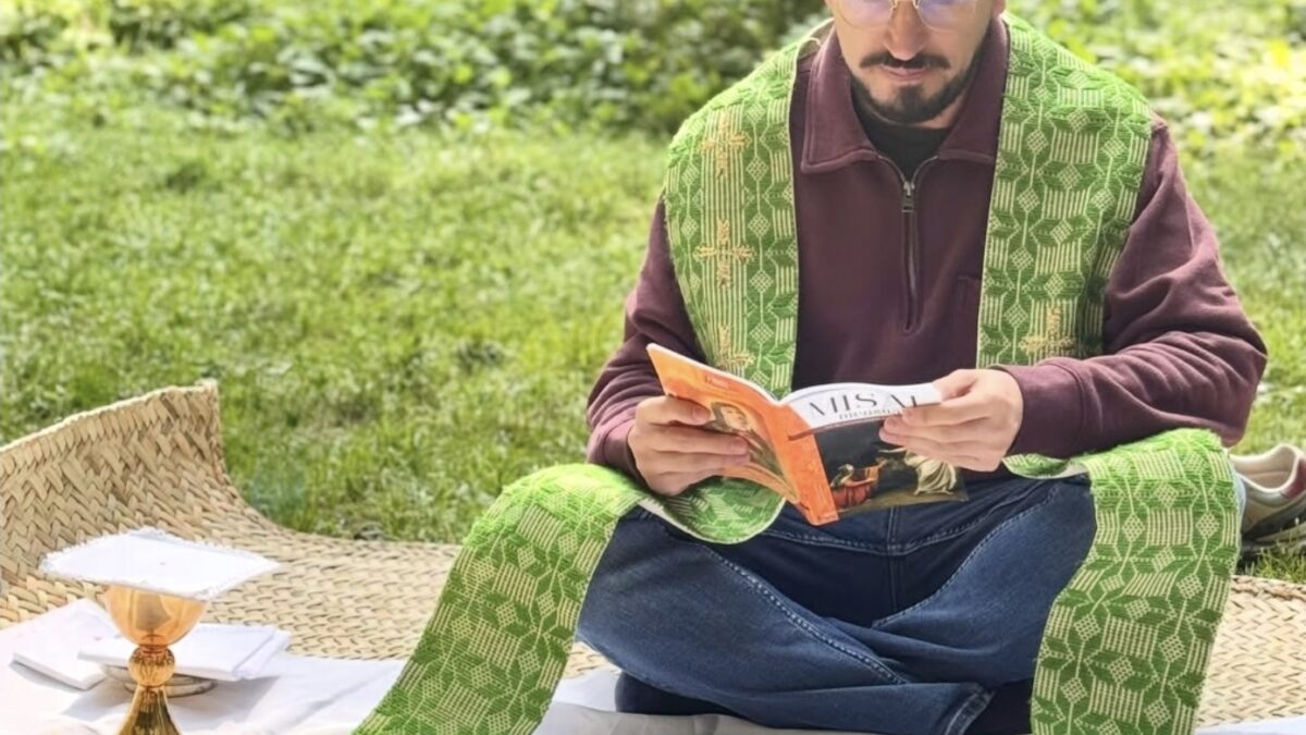 Sudadera, vaqueros y un cáliz sobre la esterilla: una imagen de la decadencia jesuita