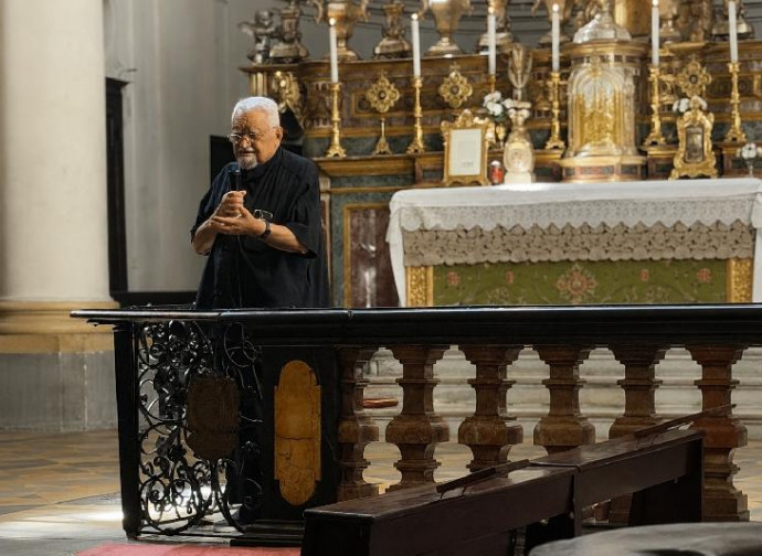 Enzo Bianchi asiste a una Misa tradicional y pide «paz litúrgica» entre las dos formas del rito romano
