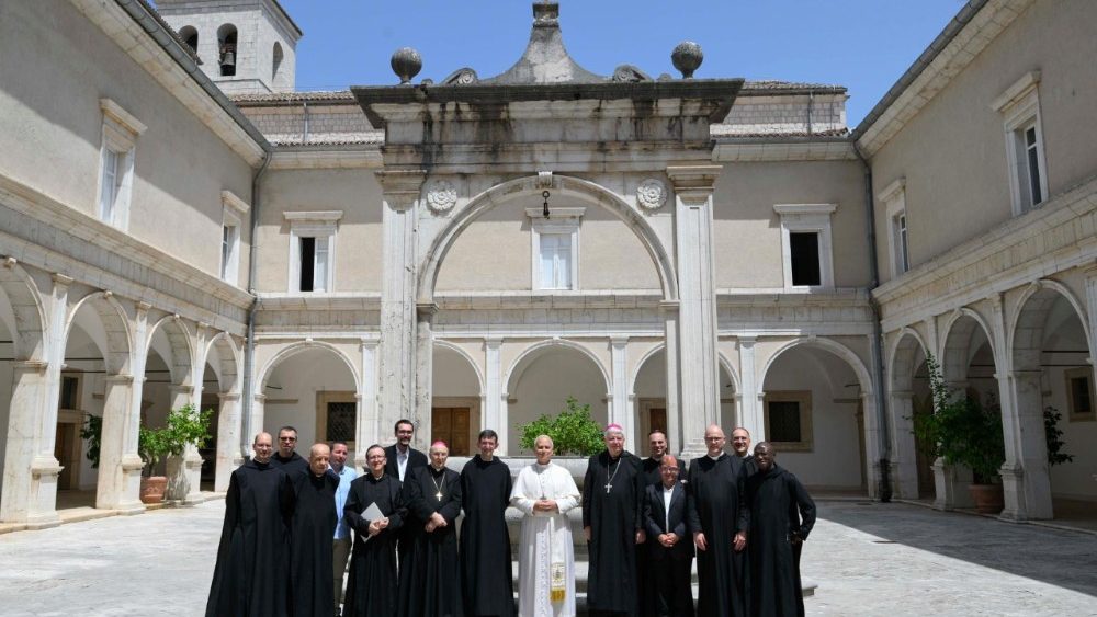 León XIV visita Montecassino y reza ante la tumba de san Benito por la paz