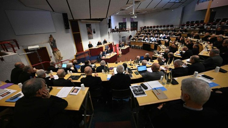 French bishops denounce a "serious breaking point" after the approval of the euthanasia law