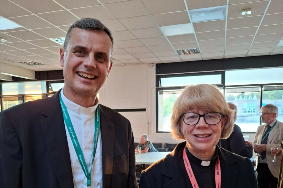 Tras asistir al sínodo anglicano de York, el arzobispo de Malinas-Bruselas propone abrir el debate sobre los sacerdotes casados
