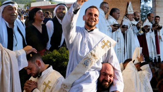 Así celebra un pueblo en Líbano la ordenación de un sacerdote