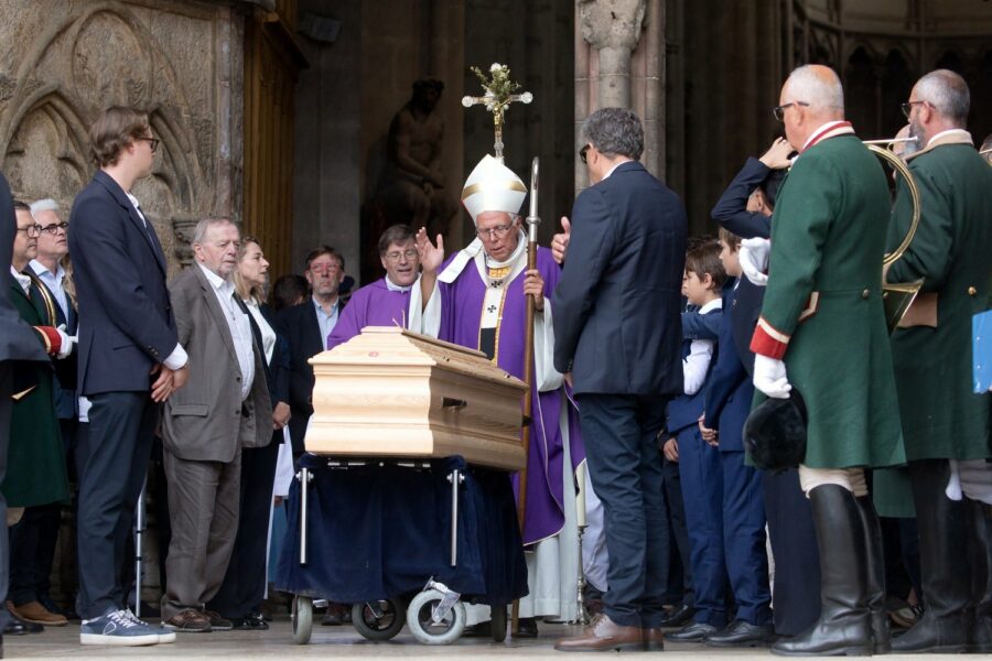 El arzobispo de Dijon celebra el funeral católico del masón François Patriat, histórico aliado de Macron