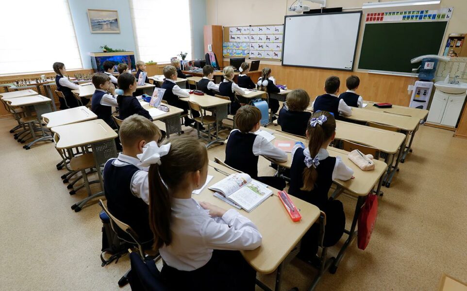 Mientras Hamburgo impone su «marco de género» en colegios católicos, los obispos polacos exigen respetar los derechos de los padres y las clases de Religión