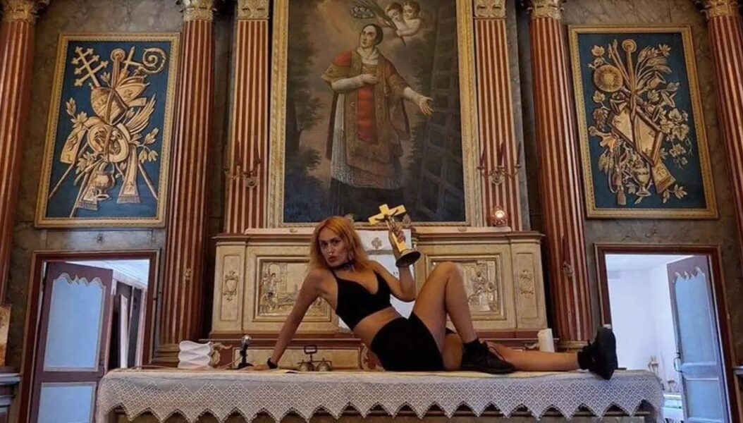 La humorista que profanó una iglesia en Francia irá a juicio: simuló masturbarse con un crucifijo sobre el altar