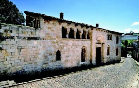 Tres “conventets” de frailes en monasterios medievales de monjas clarisas: reflexión sobre un caso de presentismo acientífico de historia medieval de la Iglesia