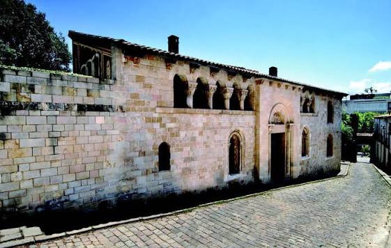 Tres “conventets” de frailes en monasterios medievales de monjas clarisas: reflexión sobre un caso de presentismo acientífico de historia medieval de la Iglesia
