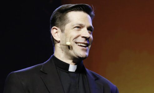 La Iglesia sí tiene una respuesta sobre la homosexualidad: la escribe el sacerdote más escuchado de Estados Unidos y no es la que casi nadie espera