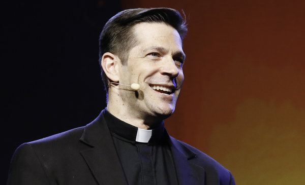 L'Église a bel et bien une réponse à la question de l'homosexualité&nbsp;: elle est écrite par le prêtre le plus écouté des États-Unis, et elle est loin d'être celle à laquelle presque personne ne s'attend.