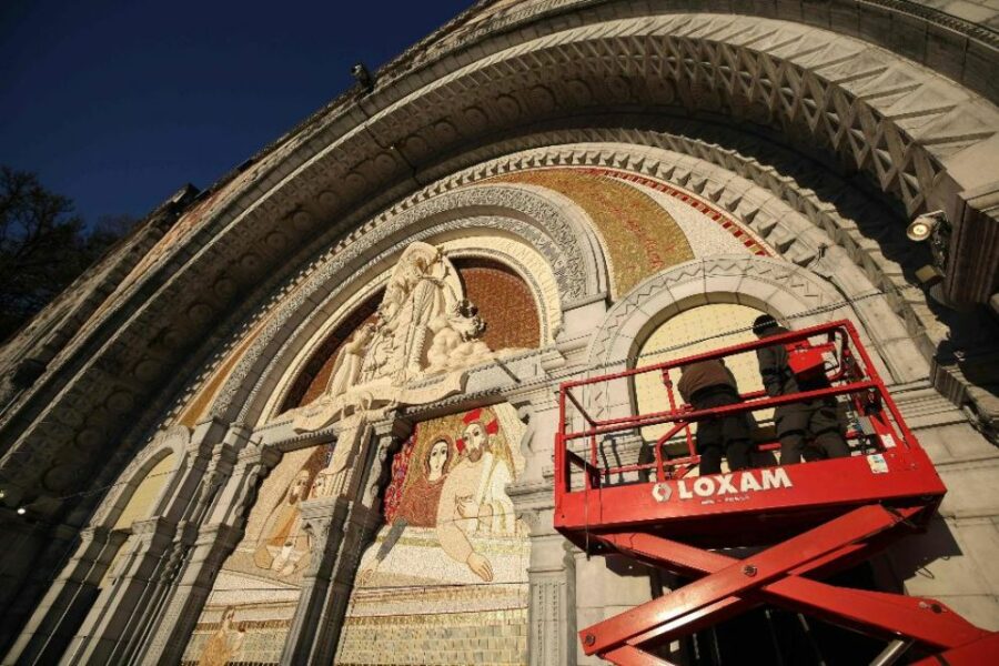 Lourdes cubrirá definitivamente todos los mosaicos de Rupnik y encargará nuevas obras para la basílica