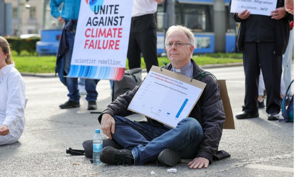 Del activismo climático a la parroquia: el jesuita Jörg Alt vuelve a descubrir que la Misa importa
