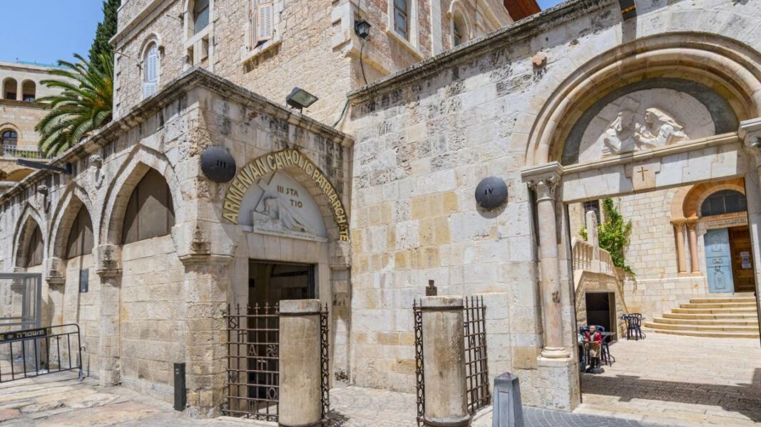 Escupitajos y piedras contra una iglesia armenia en Jerusalén