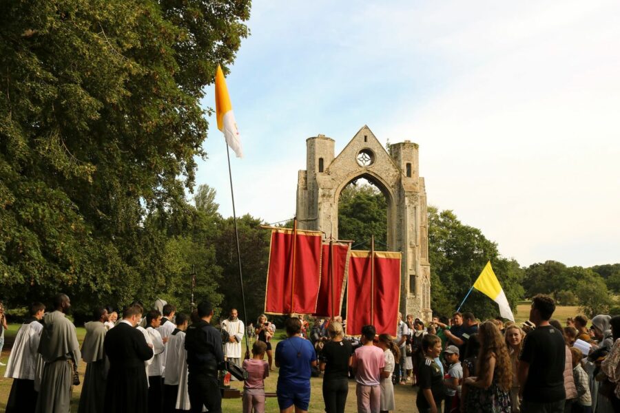 De Ely a Walsingham: 90 kilómetros de peregrinación en torno a la Misa tradicional en Inglaterra