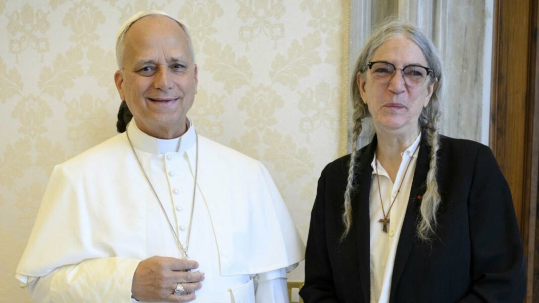 León XIV recibe a Patti Smith, la artista proaborto que cantó «Jesús murió por los pecados de alguien, pero no por los míos»